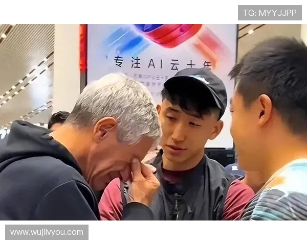 国安球员张源机场送别塞蒂恩依依惜别真情流泪感动众人 国安球员张源机场送别塞蒂恩依依惜别真情流泪感动众人