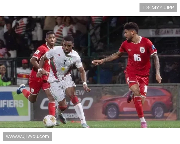 苏里南队员与巴拿马球迷共舞蹦迪上演不眠之夜比赛前夜欢乐时光